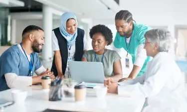 Public Health Nurse with MSN Working with 医疗保健 Team