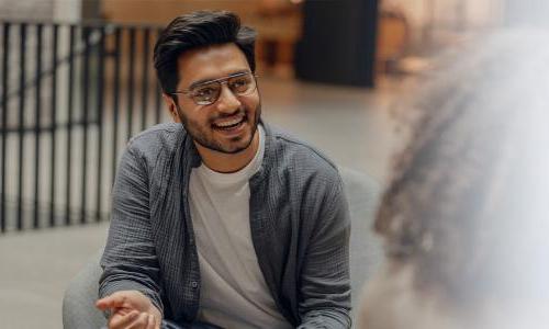 工商管理硕士 graduate in 伊利诺斯州 at first job smiling with team member during meeting 