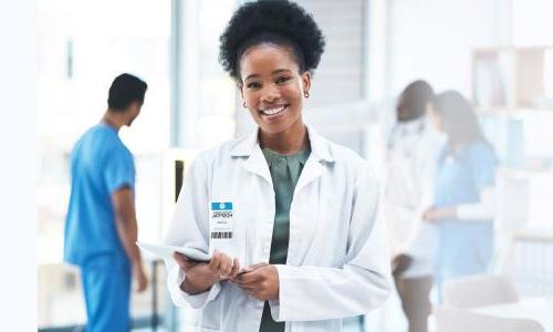 缅因州 DNP nurse executive smiling with patient charts in hospital 