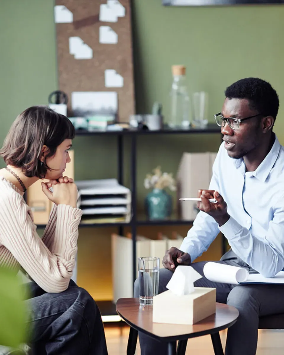 心理学 Degree Graduate Speaking with Client